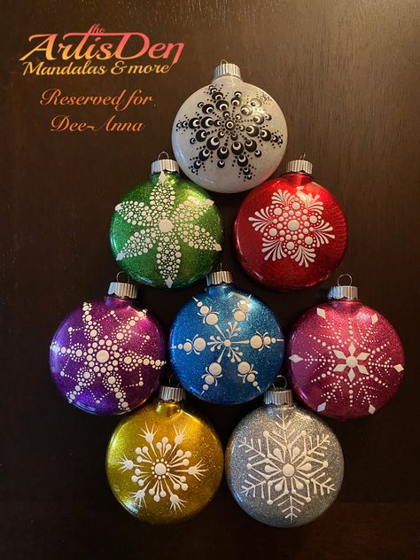 Mandala Baubles, Dot Ornaments, Painting Snowflakes, Mandala Ornaments, Mandala Christmas, Dot Painting Tools, Diy Christmas Ball, Christmas Pebble Art, Handpainted Christmas Ornaments