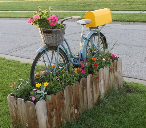 Use an old bicycle to make a fun mailbox planter! Mailbox Planter, Bicycle With Flowers, Bike Planter, Mailbox Garden, Mailbox Makeover, Mailbox Landscaping, Diy Mailbox, Diy Frühling, Unique Mailboxes