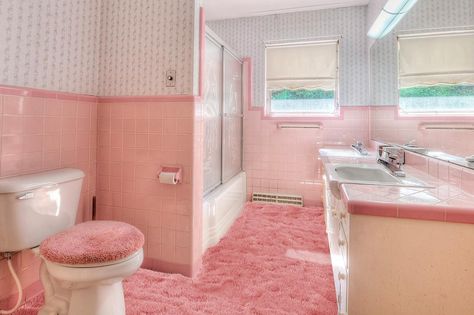 5 Bathroom Things You’ll Hate If You Install Them Carpet In Bathroom, Bathroom Shower Design Ideas, Shower Design Ideas, Space Above Kitchen Cabinets, Bathroom Shower Design, 1950s House, Modern Flooring, Best Bathroom Designs, Retro Bathrooms