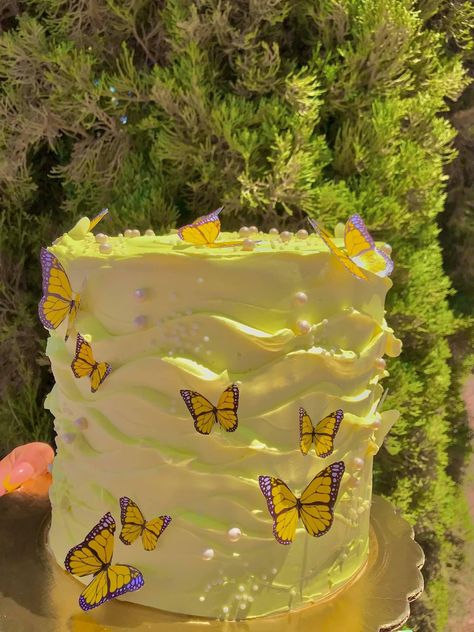 Yellow 18th Birthday Cake, Yellow Aesthetic Cake, Birthday Cake Yellow Theme, Torte Aesthetic, Yellow Birthday Cake, Orange Birthday Cake, Purple Butterfly Cake, Wave Cake, Butterfly Themed Birthday Party