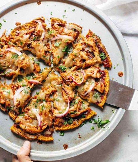 Paleo pizza is possible on a gluten-free diet with a sweet potato crust. Lindsay Ostrom of Pinch of ... - Courtesy of Pinch of Yum Bbq Chicken Sweet Potato, Potato Pizza Recipe, Sweet Potato Pizza, Raw Sweet Potato, Sweet Potato Recipes Healthy, Potato Pizza, Clean Eating Salads, Clean Eating Chicken, Crispy Sweet Potato