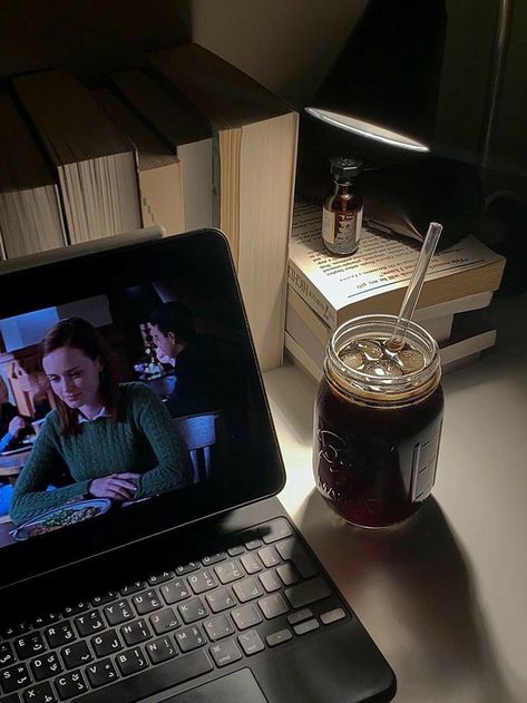 Rory Gilmore // Books // Night lights // Evening routine // study motivation // push yourself // be ambitious // college // ivy league // uni // university // Autumn vibe // Fall aesthetic // autumn winter aesthetic / cozy atmosphere / warm / warm aesthetic / cozy evenings / coffee / autumn outfits /  September / October / November Vibes / desk / work / discipline / motivation / autumn style / cute picture Brake Up Aethstetic, Watching Movies Aesthetic, Babette Ate Oatmeal, Kaptan Jack Sparrow, Study Motivation Inspiration, Downtown Girl, Rory Gilmore, Foto Ideas Instagram, Studying Inspo