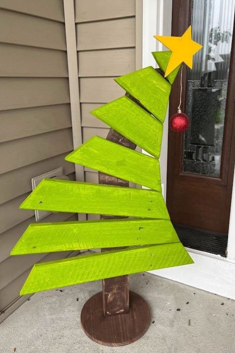 Grinch Christmas Tree Wooden, Decoracion Navidad Diy, Pallet Wood Christmas Tree, Grinch Tree, Outdoor Christmas Decorations Yard, Outdoor Christmas Diy, Christmas Diy Wood, Christmas Tree Lots, Pallet Christmas Tree