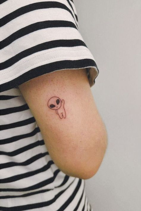 Cute Alien Tattoo Ideas, Small Cute Alien Tattoos, Matching Alien Tattoos, Cute Alien Tattoo, Small Alien Tattoo, Seoul Tattoo, Alien Tattoo Ideas, Tattoo Alien, Alien Tattoos