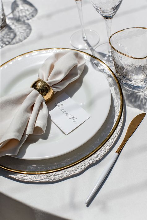 Wedding Flatware Setting, White Gold Table Setting, Wedding Plate Set Up, Wedding Plate Setting, Round Table Settings, Wedding Table Place Settings, Charger Plates Wedding, Round Wedding Tables, Gold Table Setting