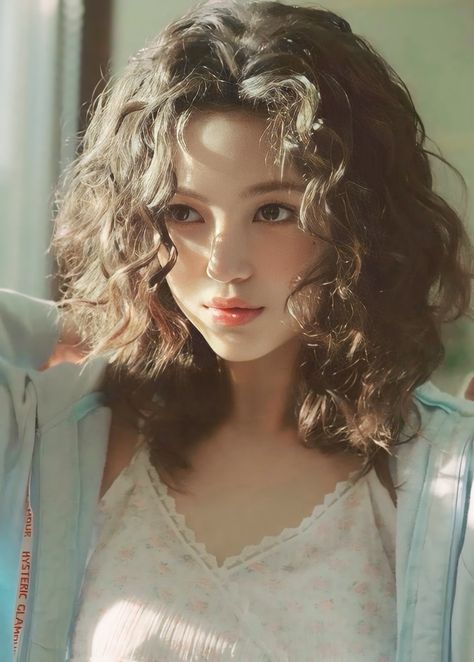 Kpop Idol Curly Hair, New Jeans Danielle Curly Hair, Newjeans Danielle Hair, Kpop Art Reference, New Jeans Danielle Hair, Kpop Idols Blue Hair, Danielle New Jeans Curly Hair, Danielle New Jeans Hair, Curly Hair Asian Girl