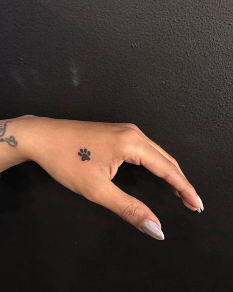 Minimalist dog paw tattoo on the left hand. Tattoo Artist: Michelle Santana Tattoos For Dog Lovers, Pawprint Tattoo, Dog Paw Tattoo, Paw Tattoo, 4 Tattoo, Cute Little Tattoos, Hand Tattoo, Little Tattoos, Trendy Tattoos