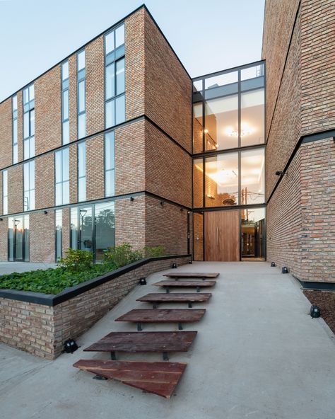 Bricks Building Architecture, Commercial Brick Building, Modern Brick Architecture, Brick Architecture Modern, Brick Building Facade, Modern Brick Building, Brick Building Architecture, Brick Office Building, Modern Apartment Architecture