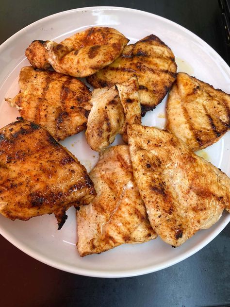 Grill boneless chicken breasts to perfection with our simple recipes. Achieve juicy, flavorful results every time, perfect for family dinners or BBQs. Chicken Breast On Grill, Grilled Boneless Chicken Breast, Baked Chicken Cutlets, Breaded Chicken Tenders, Baked Chicken Wings, Oven Baked Chicken, Cook Chicken Breast, Chicken Cutlets, Boneless Skinless Chicken