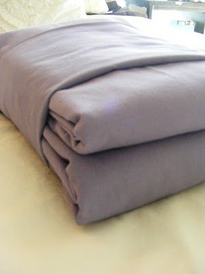 How to fold sheets into neat packages that actually sit pretty on linen closet shelves, and resolves the fitted sheet problem! How To Fold Sheets, Fold Sheets, Linen Closet Shelves, How To Fold, Handy Dandy, Closet Shelves, Linen Closet, Cleaning Organizing, Home Hacks