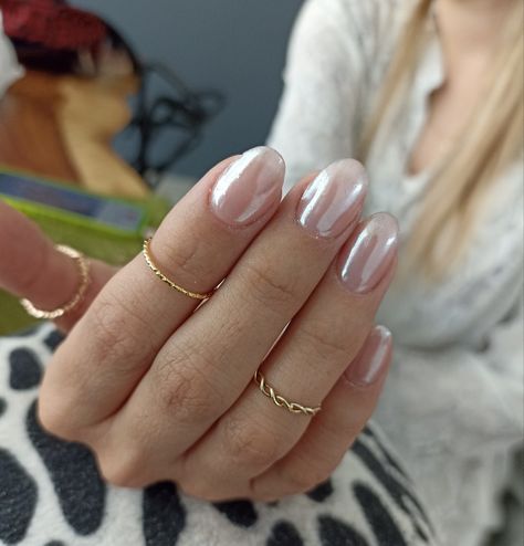 Hayley Bieber Wedding Nails, Hayley Bieber Nails Short, Clear Pearl Nails, Chrome Nails Clear, Simple Nye Nails, Uñas Hayley Bieber, Nails Acrylic Vacation, Bailey Bieber Nails, Round Gel Nails