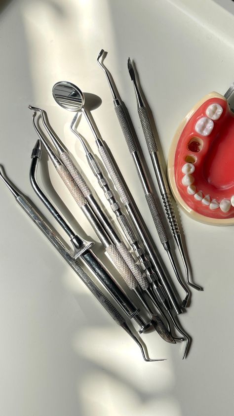 Dental Surgeon Aesthetic, Dentist Aesthetic Wallpaper, Female Dentist Aesthetic, Dentist Pictures, Dental Student Aesthetic, Dentist Aesthetic, Dentistry Aesthetic, Dental Nursing, Eye Lash Photography