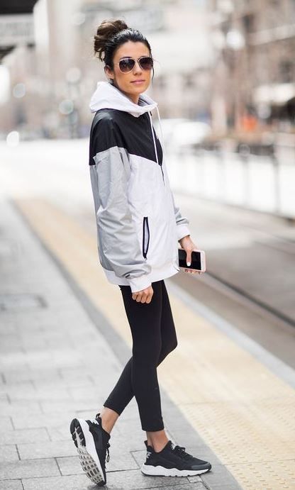 This athleisure workout outfit is so cute for the spring! Outfits Leggins, Birkenstock Outfit, Look Legging, Estilo Fitness, Athleisure Trend, Outfit Trends, Trik Fotografi, Sport Chic, Athleisure Outfits