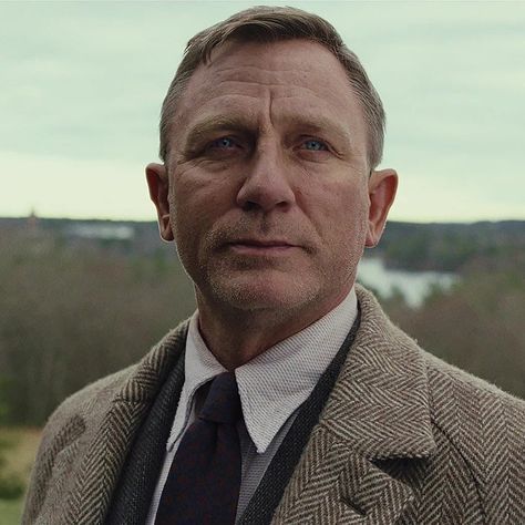 Knives Out (2019) - Knives Out aesthetic, Daniel Craig icons Knives Out Aesthetic, James Bond Outfits, Bond Outfits, Out Aesthetic, Glass Onion, Myers Briggs Personalities, Myers Briggs, Daniel Craig, Bruce Wayne