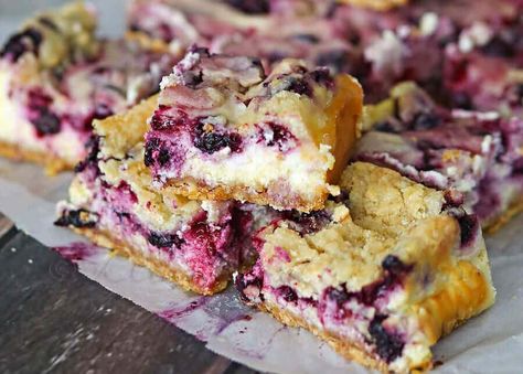 Berry Cheesecake Crumble Bars Cheesecake Crumble Bars, Cheesecake Crumble, Creamy Cheesecake Recipe, Dinner Recepies, Blueberry Cheesecake Bars, Berry Cheesecake, Crumble Bars, Bar Recipes, Cake Bars