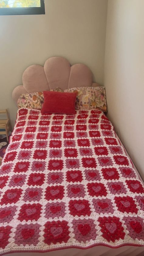 Crochet Blankets Granny Squares, Cute Granny Square Blanket, Crochet Big Granny Square, Crochet Blanket Patterns Granny Square, Heart Granny Square Blanket, Red Crochet Blanket, Big Granny Square Blanket, Big Crochet Blanket, Granny Square Blanket Patterns