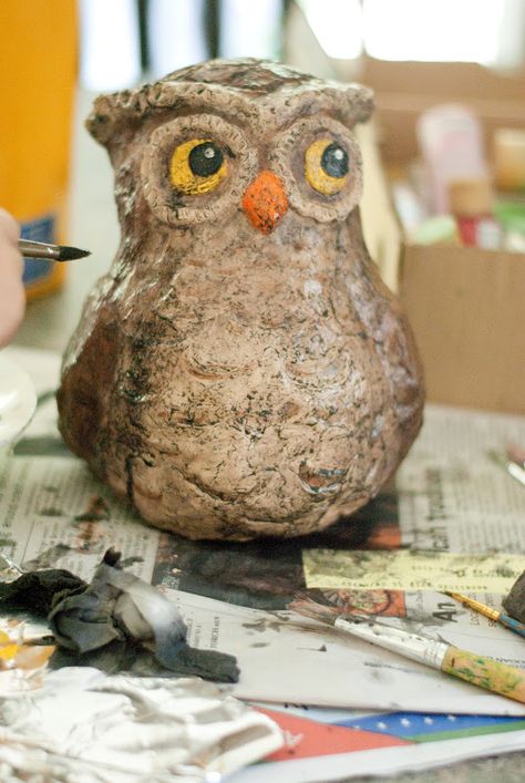 The second part to making your very own paper mache owl is even easier than the first . All you are doing is covering your form and add... Sculpting Mediums, Mates Decorados, Paper Mache Recipe, Clay Art For Kids, Beautiful Owls, Owl Tutorial, Diy Fimo, Paper Mache Projects, Making Paper Mache