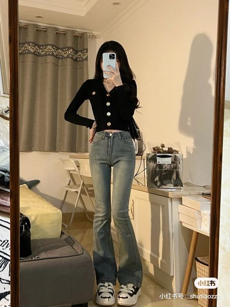 Douyin Outfits, Flare Jean Outfit, Style Korea, Winter Fits, Daily Outfits, Jean Outfits, Flare Pants, Classy Outfits, Pretty Outfits