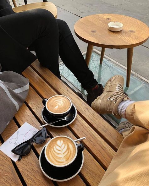 coffee and friends Coffee Dates Aesthetic, Coffee And Friends, Coffee Pictures, Coffee Aesthetic, Coffee Photography, Coffee Date, Coffee Spoon, But First Coffee, Coffee And Books