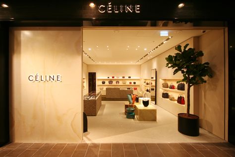 celine store in munich Concept Store Interior, Fashion Window Display, Store Interior Design, Shoe Store Design, Luxury Mansions Interior, Retail Store Interior Design, Clothing Store Interior, Retail Lighting, Store Design Boutique