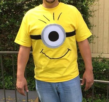 DIY Minion Shirt.    Yellow Shirt. White and Black Felt Black Fabric Paint  Fabric Glue.   Easy to do. Minion Shirt Ideas, Diy Minions Shirt, Easy Diy Minion Costume, Minion Shirts Diy, Minion Costumes Diy, Minion T Shirt, Diy Minion Costume, Diy Birthday Shirt, Minion Shirts