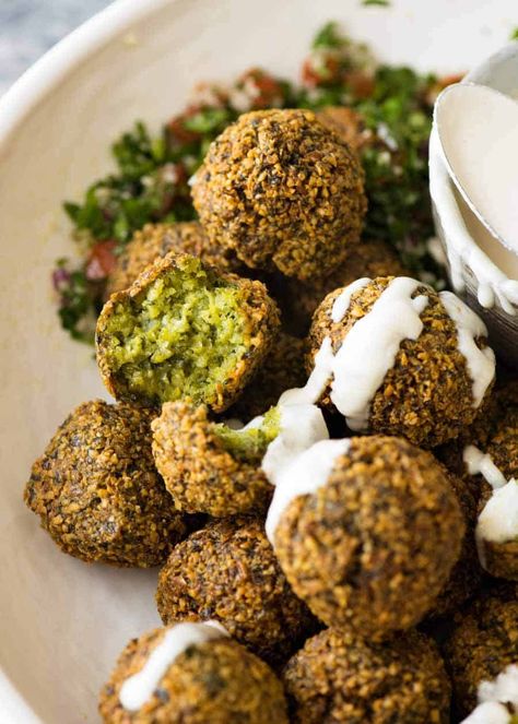 Every chickpea dreams of transforming into a falafel! Crispy outsides, moist and fluffy insides, everyone loves them but few know how easy they are to make. Falafel Recipe, Recipetin Eats, Recipe Tin, Falafels, Tahini Sauce, Lebanese Recipes, Snacks Für Party, Idee Pasto Sano, Middle Eastern Recipes