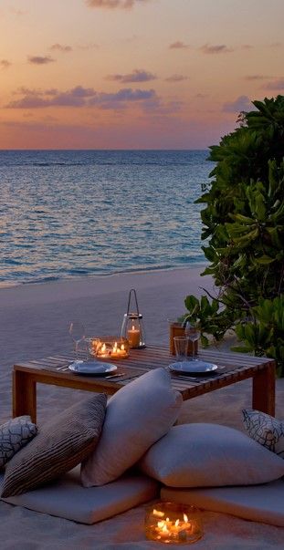 Romantic Places Aesthetic, جزر المالديف, Dream Dates, Beach Dining, Beach Dinner, Beach Pink, Beach Date, Maldives Resort, Romantic Beach