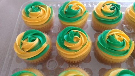 Green and Gold swirl cupcakes Green Graduation Party, Birthday 19, 40th Bday Ideas, Swirl Cupcakes, Green Cupcakes, Yellow Cupcakes, Gold Cupcakes, Kid Cupcakes, Cupcake Wars