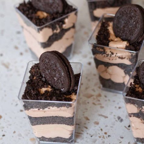 Dessert Cake Cups Ideas, Single Serve Oreo Desserts, Diy Dessert Cups, Dirt Cake Shooters, Quick And Easy Party Desserts, Mini Chocolate Dessert Cups, Mini Dirt Cups, Small Individual Desserts, Chocolate Mousse Dessert Cups