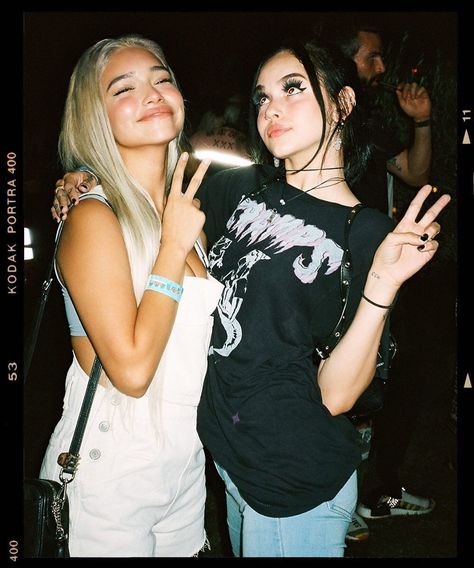 Tien Nguyen | Photographer on Instagram: “Peace In The Park . . @pasabist 👯‍♀️ @maggielindemann” Margaret Elizabeth, Instagram Famous, Maggie Lindemann, Oversized Outfit, Beautiful Disaster, Edgy Makeup, Friend Photoshoot, Friend Pictures, Celebrities Female