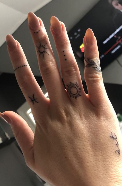 Tato Minimal, Gambar Lanskap, Tato Jari, Pola Tato, Tato Henna, Finger Tattoo For Women, Hand And Finger Tattoos, Pretty Hand Tattoos, Finger Tattoo Designs