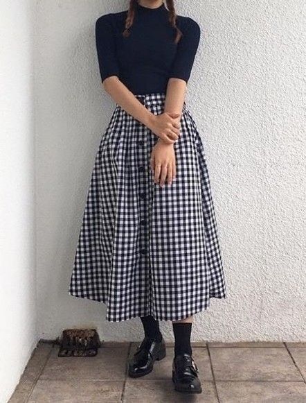 Tiered Skirt Outfit, Midi Skirts Style, Black Skirt Outfits, Office Girl, Gingham Skirt, Skirt Patterns Sewing, Sewing Skirts, Skirt Style, Skirt Outfit