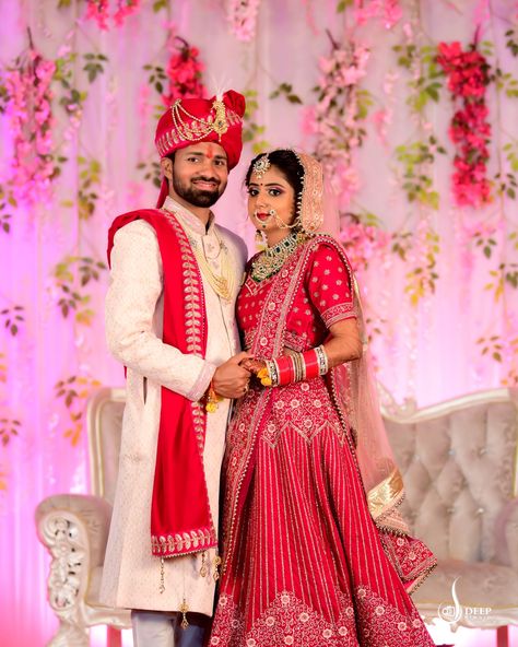 Couple Wedding Dress Indian Hindu, New Dulhan Pose, Wedding Dulhan Pose, विवाह की दुल्हन, Marriage Poses, Haldi Ceremony Outfit, Indian Bride Poses, Indian Bride Photography Poses, Bride Photos Poses