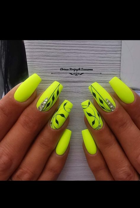 Nail Art Fluo Summer, Yellow Nail Ideas Summer, Bright Nail Ideas Neon, Neon Yellow Nail Art, Coffin Summer Nails 2023, Simple Nails Cute, Nails Long Summer, Summer Nails Long, Gel Short Nails