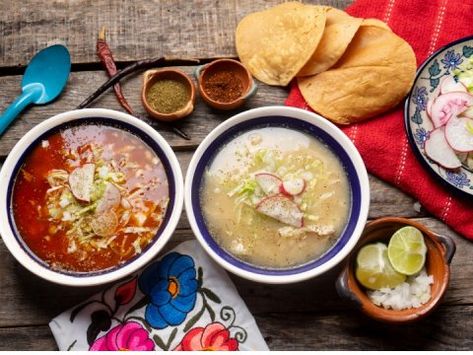 Descubre la diversidad de sabores mexicanos: pozole blanco, rojo, verde y más. ¡Explora los tipos de pozole en México! Red Pozole, Mexican Background, Mexican Pozole, Pozole Verde, White Mexican, Chile Jalapeño, Wooden Background, Mexican Dishes, White And Red