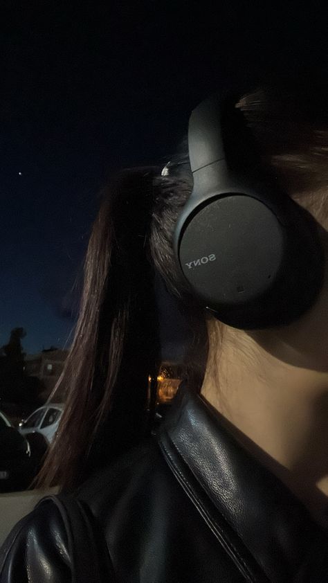 Sony Headphones Aesthetic Black, Girl With Headset Aesthetic, Black Sony Headphones Aesthetic, Girl With Headphones Aesthetic, Poses With Headphones, Wearing Headphones Aesthetic, Sony Headphones Aesthetic, Black Headphones Aesthetic, Headphone Girl