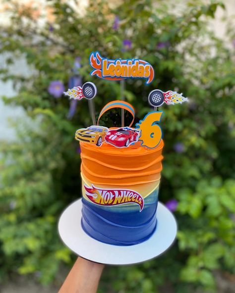 Bolo no tema Hot wheels para celebrar o aniversário do príncipe Leônidas. 🏎️🦁💙 Bolo de 13 cm 🚀✨ Disponível no nosso cardápio, faça seu orçamento com a gente! 💙✨ #boloconfeitado Bolo Tema Hot Wheels, Bolo Hot Wheels Chantilly, Bolo Da Hot Wheels, Bolo Hot Wheels, Festa Hot Wheels, Hot Weels, Quick Saves