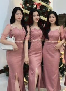 Gaun Satin Dresses, Dress Natal, Homecoming Dress Ideas, Dress Pesta, Model Kebaya, Gowns Dresses Elegant, Beautiful Curly Hair, Too Good To Be True, Stylish Dress Book