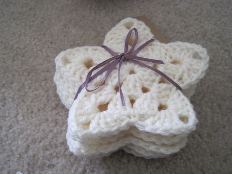 Granny Star, Crocheted Coasters, Crochet Ornament Patterns, Christmas Crochet Patterns Free, Crochet Snowflake Pattern, Star Ornaments, Crochet Christmas Decorations, Crochet Ornaments, Crochet Stars