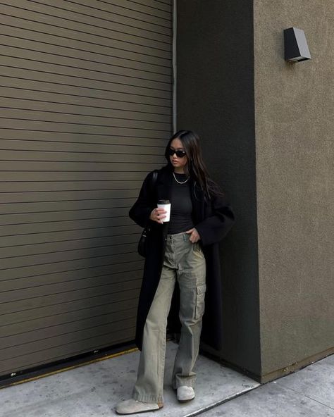 Cargo Pants Autumn Outfit, Brown Cargo Pants Outfit Fall, Black Cargo Pants Winter Outfit, Cargo Pants Work Outfit Women, Business Casual Cargo Pants Outfit, Cargo Pants Outfit Autumn, Fall Outfits Cargo Pants, Cargo Pants And Loafers, Black Cargo Pants Outfit Fall