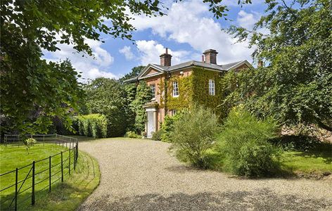 Georgian Garden, Formal Garden Design, English Architecture, Old Manor, Earth Homes, Georgian Homes, Formal Gardens, Country Bedroom, Brick House