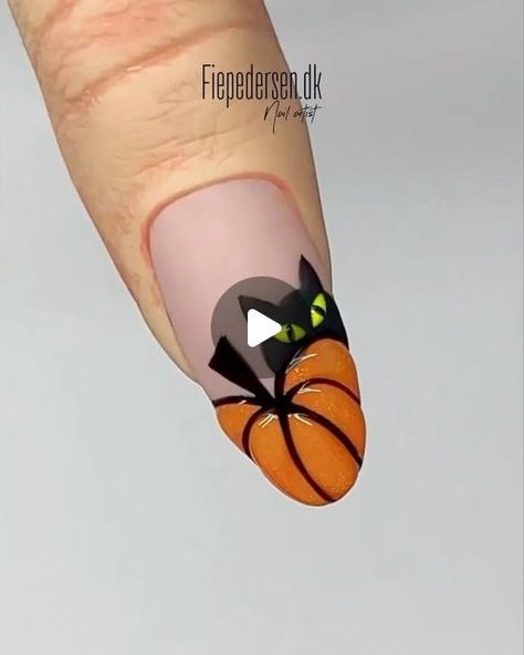 Simple Nail Art Videos, Cat Nail Designs, Pumpkin Nail Art, Nail 2023, Holloween Nails, Kutek Disney, Nail Art Designs Images, Halloween Acrylic, Halloween Acrylic Nails