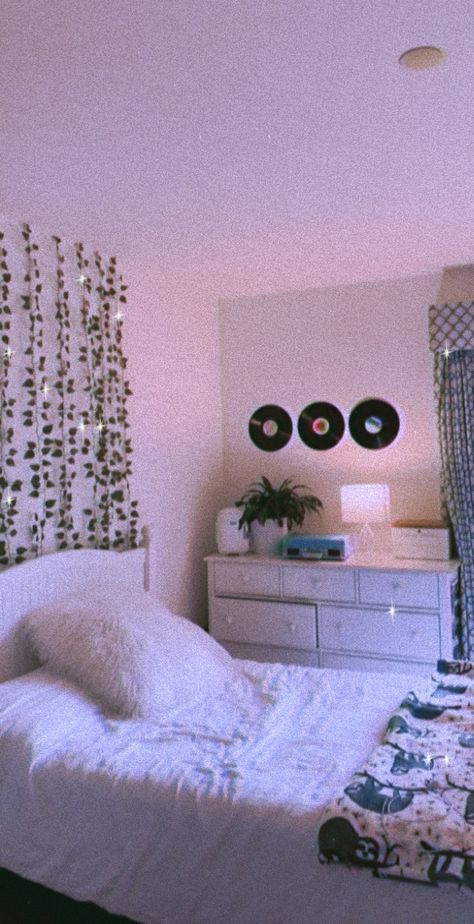 records, ivy vines aesthetic teen bedroom ideas Ivy Vines Bedroom, Aesthetic Bedroom Wallpaper, Aesthetic Teen Bedroom, Vines Aesthetic, Neon Room, Retro Room, Dekorasi Kamar Tidur, Indie Room, Teen Room Decor