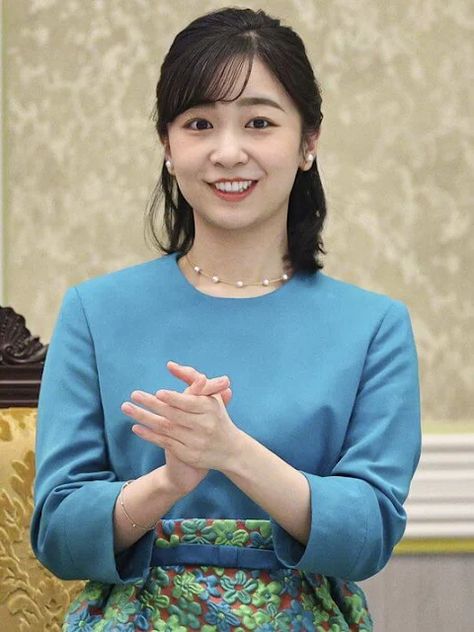 Princess Kako attended the 6th Green City Awards ceremony Urban Greenery, Princess Kako Of Akishino, Princess Mako, Green City, Japan Girl, Floral Print Skirt, City Design, Awards Ceremony, Print Skirt