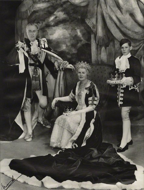 William Cavendish-Bentinck, 7th Duke of Portland and Ivy (née Gordon-Lennox), Duchess of Portland with a pageboy, 1952 Imperial State Crown, Young Queen Elizabeth, Wallis Simpson, Rainha Elizabeth Ii, Elisabeth Ii, British Royal Families, Estilo Real, Princess Elizabeth, Royal Queen