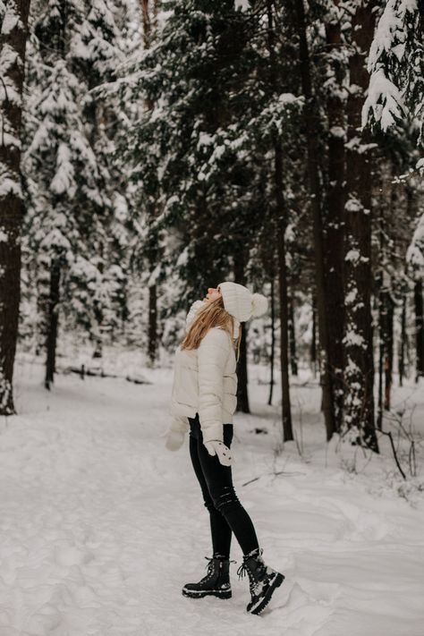 Snow Picture Pose Ideas, Snowy Day Photoshoot, Photoshoot In Snow Winter Photography, Snowfall Outfit Ideas, Snowfall Picture Ideas, Snowy Photoshoot Ideas, Snow Day Photoshoot, Photo Ideas In Snow, Winter Model Photoshoot