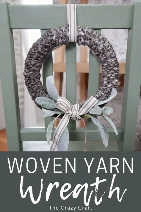 DIY (no-knit) Woven Yarn Wreath - The Crazy Craft Lady Winter Crafts For Adults, Winter Craft Projects, Diy Winter Decorations, Diy Christmas Mugs, Globe Crafts, Wire Wreath Forms, Diy Winter, Winter Decorations Diy, Yarn Wreath