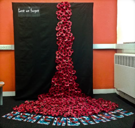 Remember Day Craft, Remembrance Day Library Displays, Remembrance Day Display Ideas, Remembrance Day Display School, Remembrance Day Assembly Ideas, Buddy Poppy Display Ideas, Remembrance Day Display, Poppy Art Remembrance Day, Poppy Display Ideas