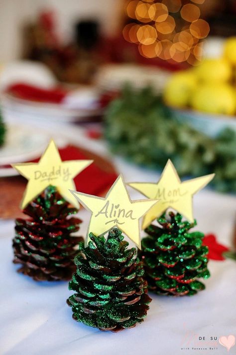 Pinecone Crafts: Glitter Name Cards for Christmas Table Pine Cone Christmas, Pinecone Crafts Christmas, Cards For Christmas, Pinecone Crafts, Christmas Place Cards, Easy Holidays Crafts, Table Centerpiece Decorations, Christmas Table Centerpieces, Christmas Crafts To Make