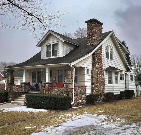 Small American Family House, Midwest House Aesthetic, Typical American House, House American Style, American House Exterior, Americana House, Normal House, Suburban House, American House